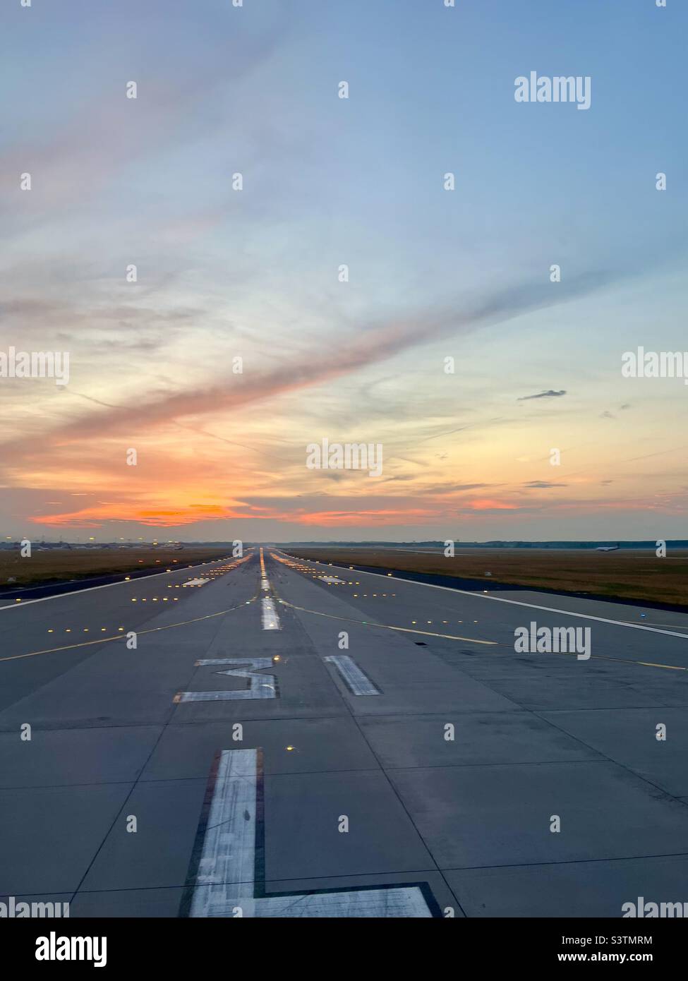 Tramonto sulla pista all'aeroporto internazionale Ferenc Liszt di Budapest, precedentemente noto come Budapest Ferihegy International Airport in Ungheria Foto Stock