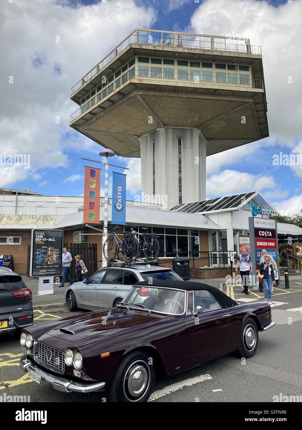 L'autostrada Lancaster è raggiungibile dal M6 con un edificio modernista e una classica macchina Lancia - Immagine stock catturata con smartphone