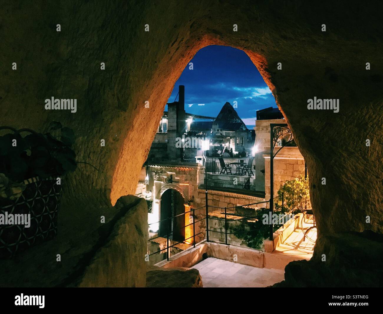 Vista attraverso una finestra grotta in Cappadocia Foto Stock