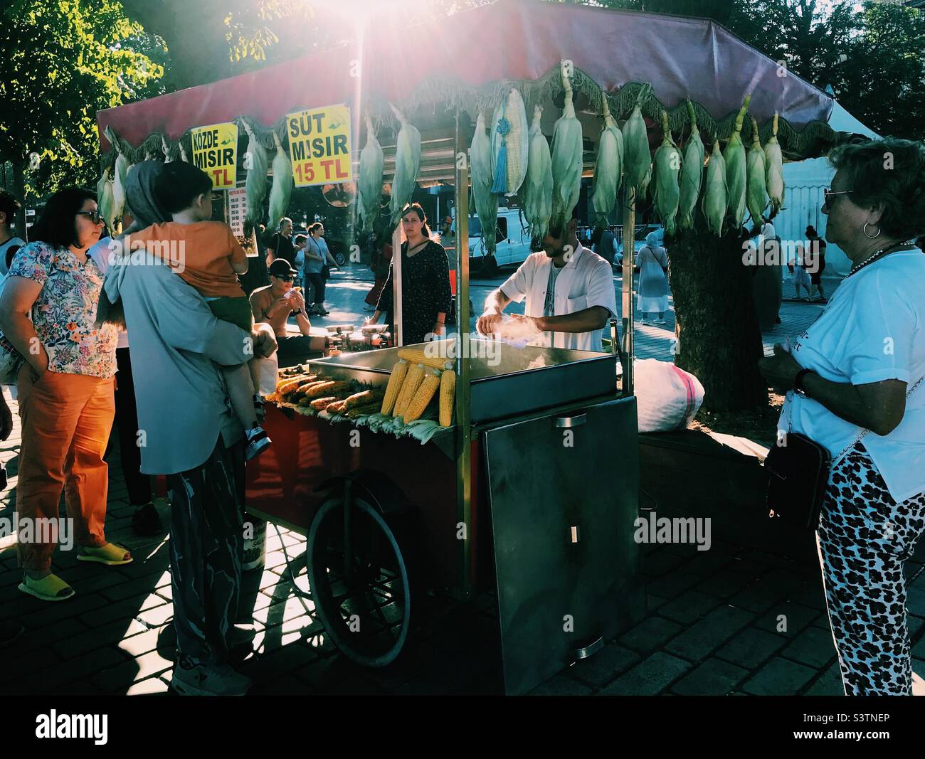 Cucina di strada di Istanbul - Immagine stock catturata con smartphone