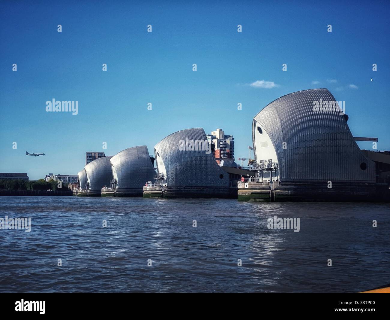 Barriera del Tamigi con l'aereo sullo sfondo - Immagine stock catturata con smartphone