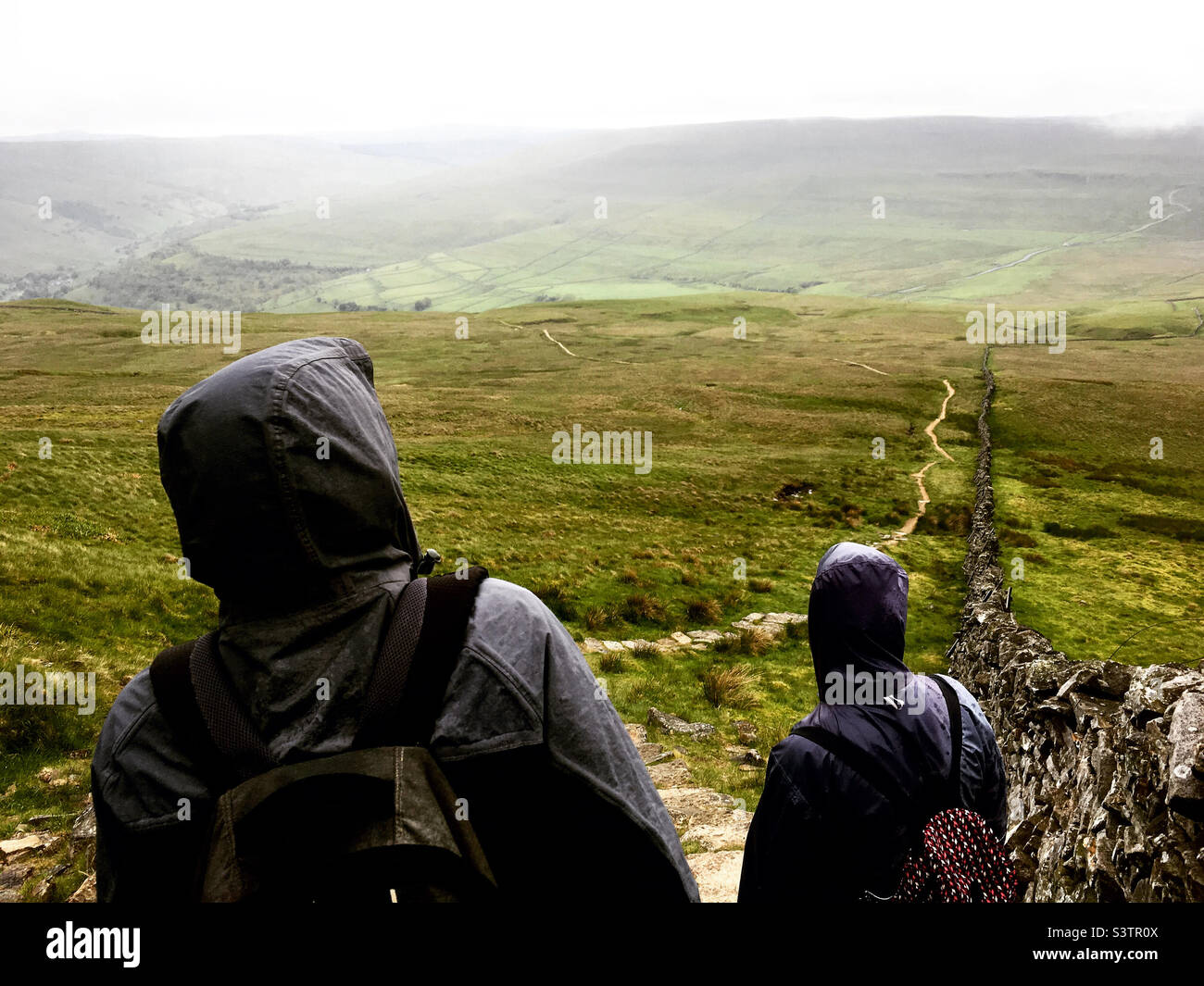 "Saranno mai in grado di recuperare il ritardo?" Escursioni nella Misty Rain; Buckden Pike Yorkshire Dales. Foto Stock