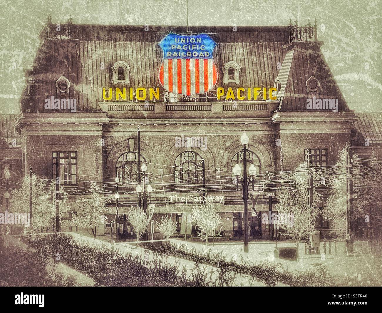 Il vecchio edificio Union Pacific Railroad nel centro di Salt Lake City, Utah, USA con effetto grunge. - Immagine stock catturata con smartphone