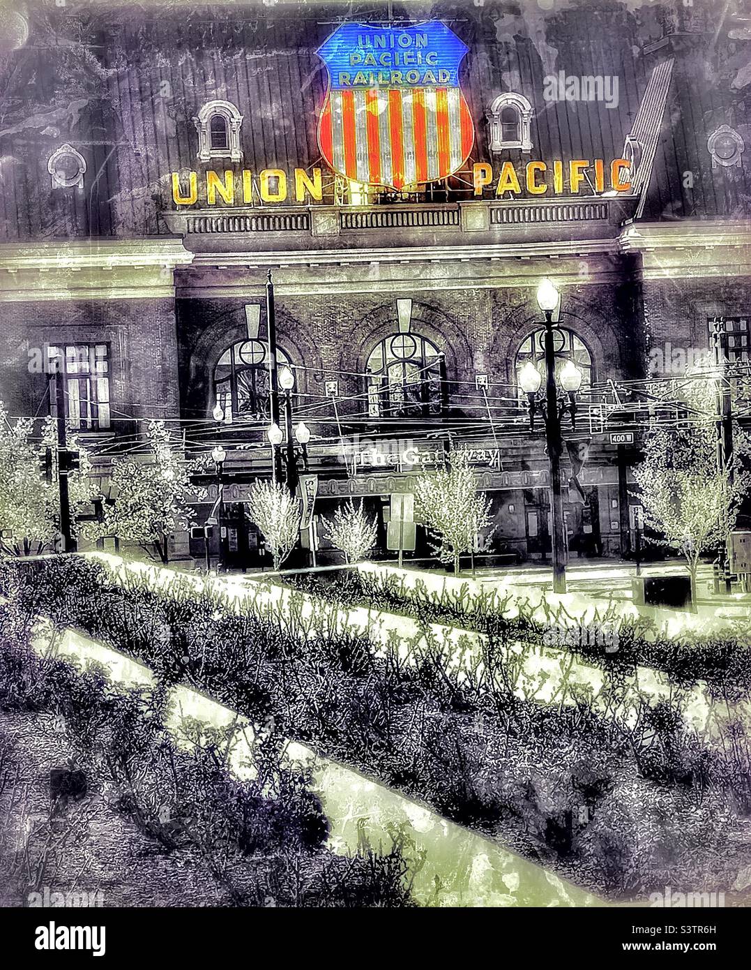 Il vecchio edificio Union Pacific Railroad nel centro di Salt Lake City, Utah, USA con effetto grunge. - Immagine stock catturata con smartphone