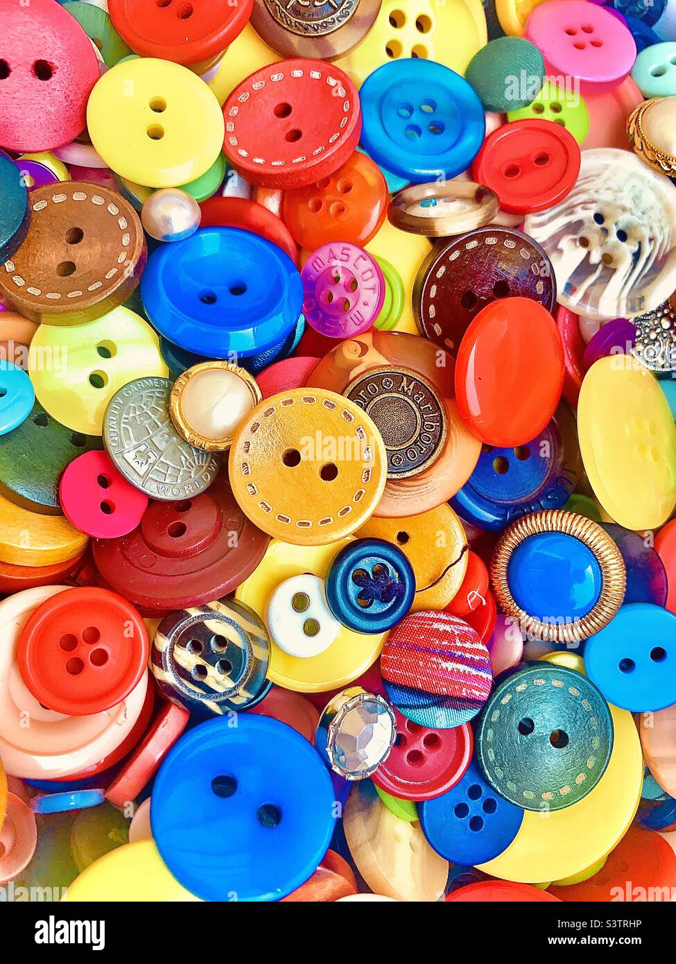 Bellissimo primo piano su una varietà colorata di pulsanti Foto Stock