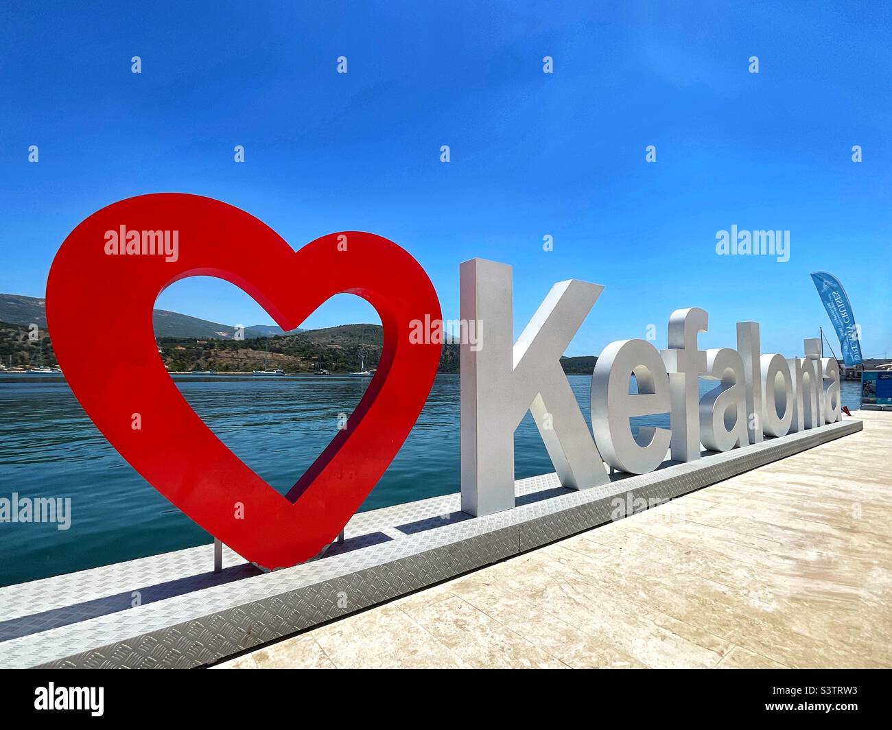 Love Kefalonia segno sul lungomare di Argostili in Grecia Foto Stock