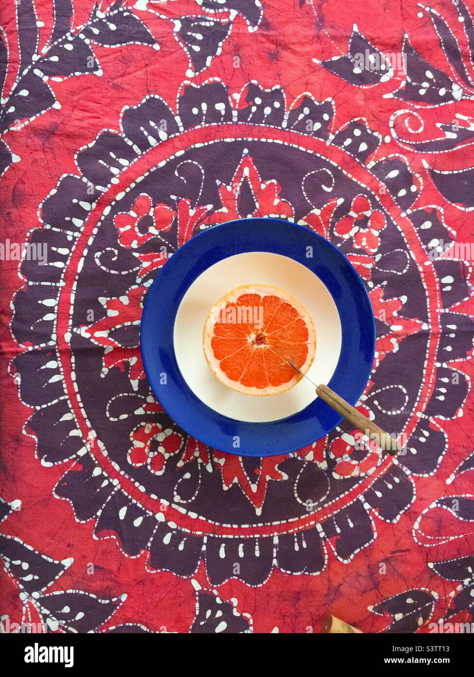Geometria dei cerchi. Arancione, bianco, blu e rosso. Sfondo di tessuto batik. - Immagine stock catturata con smartphone