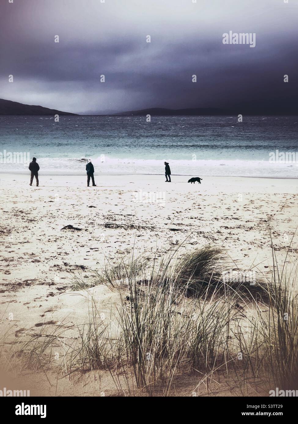 Camminando sulla spiaggia di Luskentire, Isola di Harris, Scozia Foto Stock