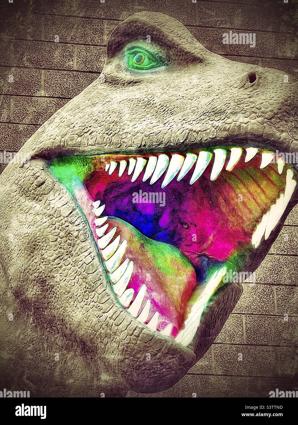 Una vista da primo piano della testa di una statua T-Rex al Dinosaur Museum di Vernal, Utah, USA. Effetti di selezione del colore e grunge aggiunti digitalmente per effetto artistico. - Immagine stock catturata con smartphone