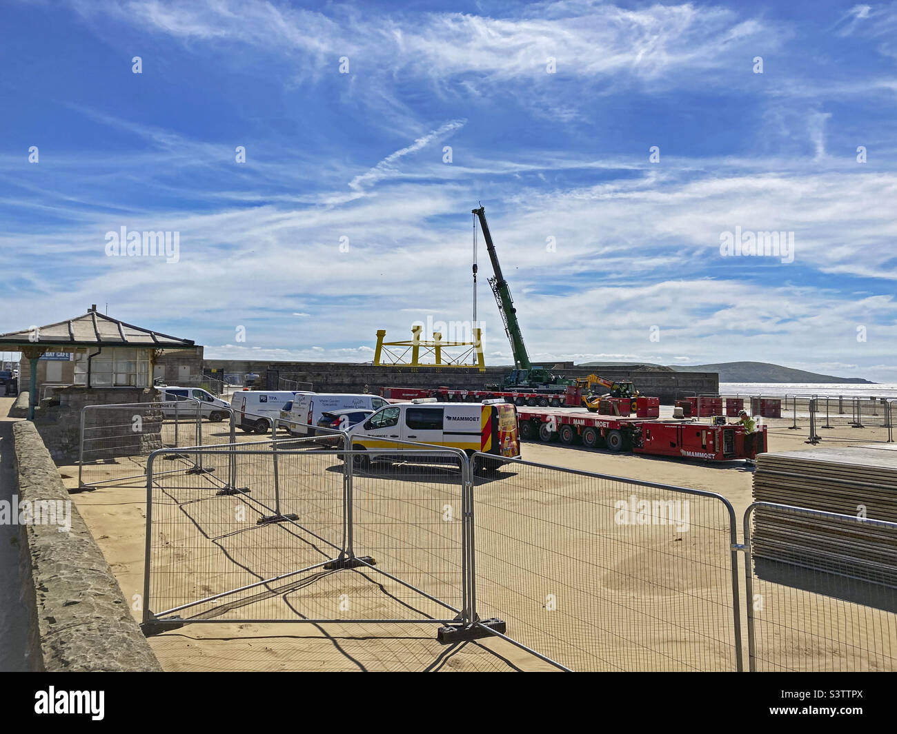 Lavori per l'installazione del progetto di arte pubblica Vedi Monster riprende a He Tropicana a Weston-super-Mare, Regno Unito il 6 luglio 2022 - Immagine stock catturata con smartphone