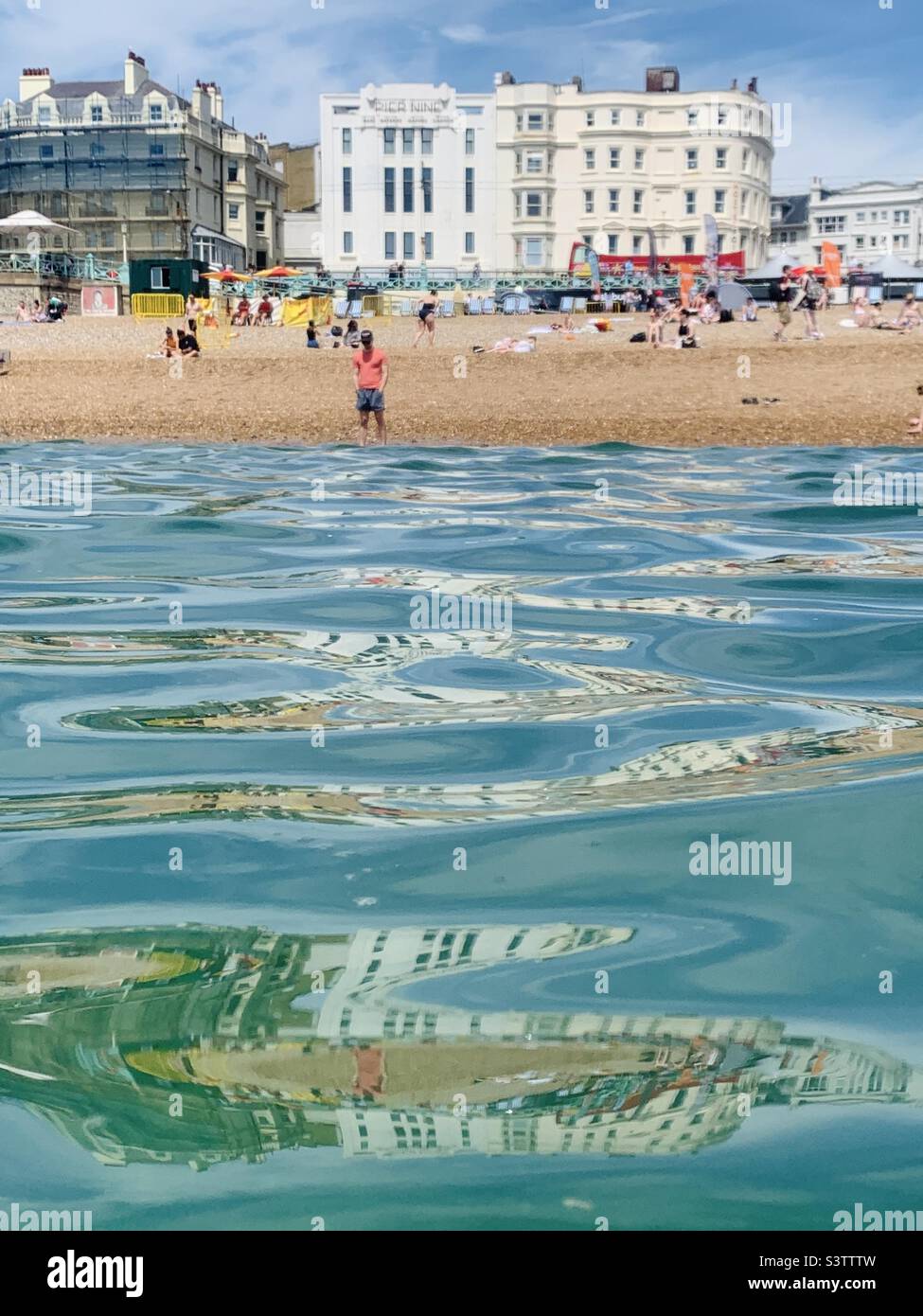 Vista sulla spiaggia di Brighton dall'acqua Foto Stock