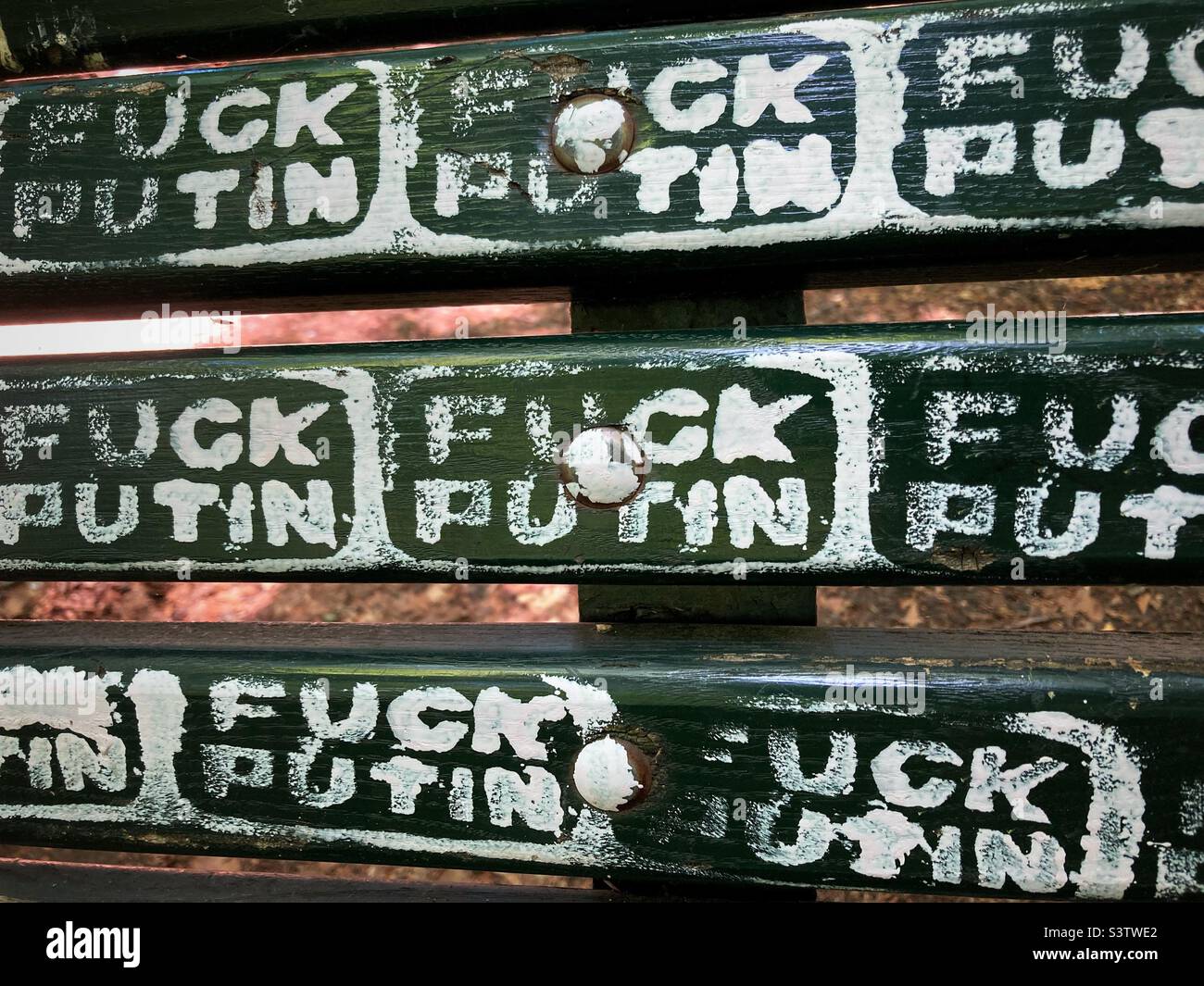 „Fuck Putin“ stencil Graffiti su una panchina di legno a Berlino Foto Stock