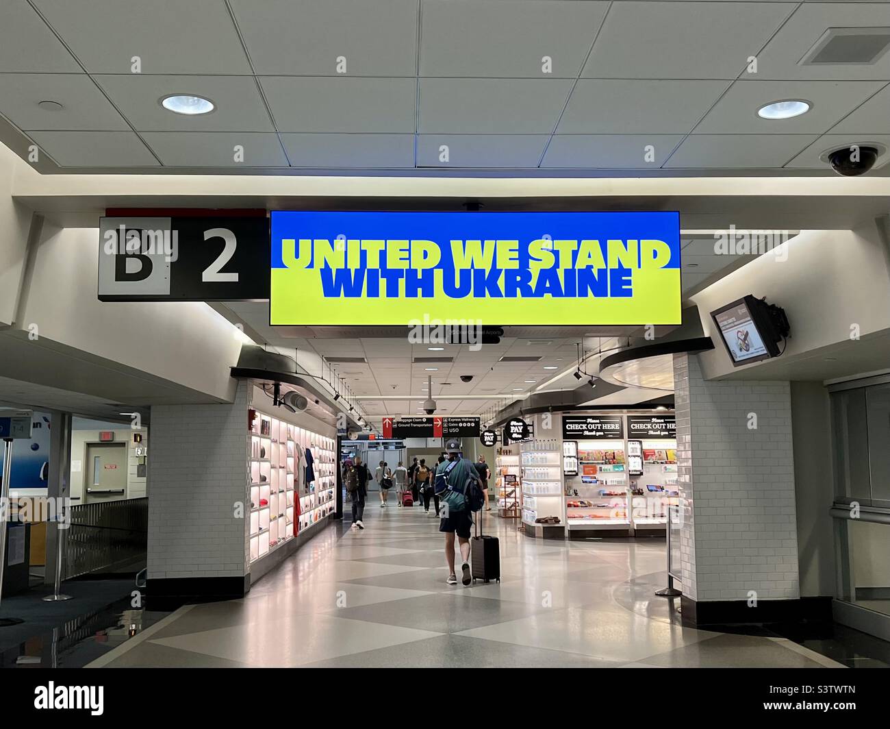 Philadelphia, PA - 10 luglio 2022: United We Stand with Ukraine on a electronic sign is in the Philadelphia International Airport. Foto Stock
