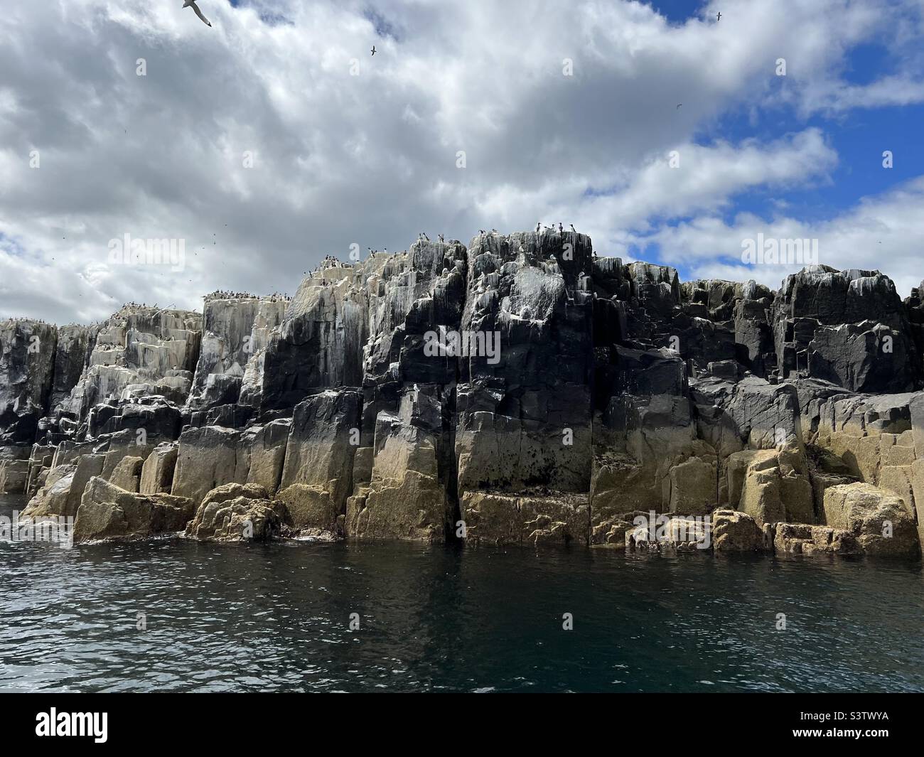 Formazioni rocciose contro il paesaggio nuvoloso Foto Stock