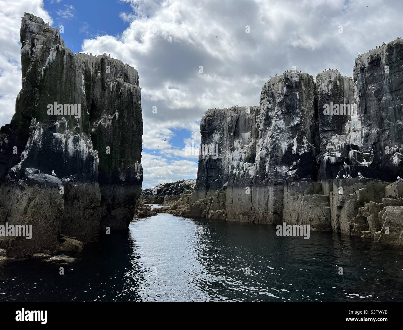 Formazioni rocciose contro il paesaggio nuvoloso Foto Stock