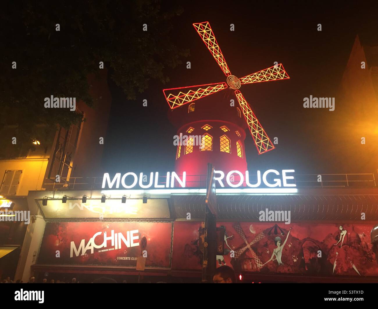Storico mulino a vento Moulin Rouge a Parigi Foto Stock