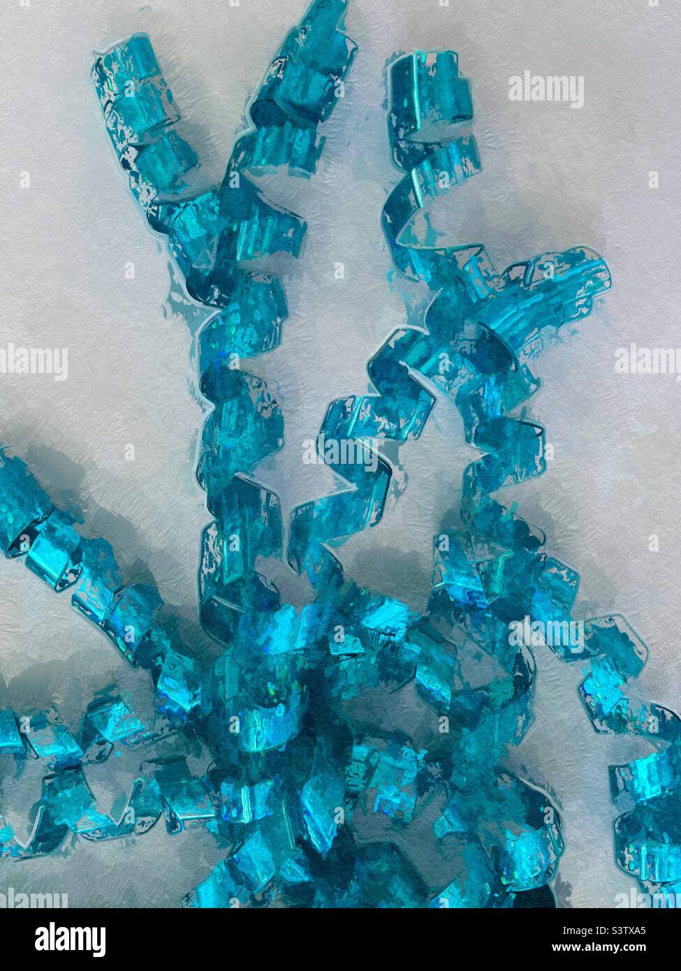 Il nastro in turchese arricciato e glitterato per un regalo su sfondo bianco rende un'astratta festosa e testurizzata. LO smalto dell'applicazione IOS è stato utilizzato per l'effetto pittorico e testurizzato. Foto Stock