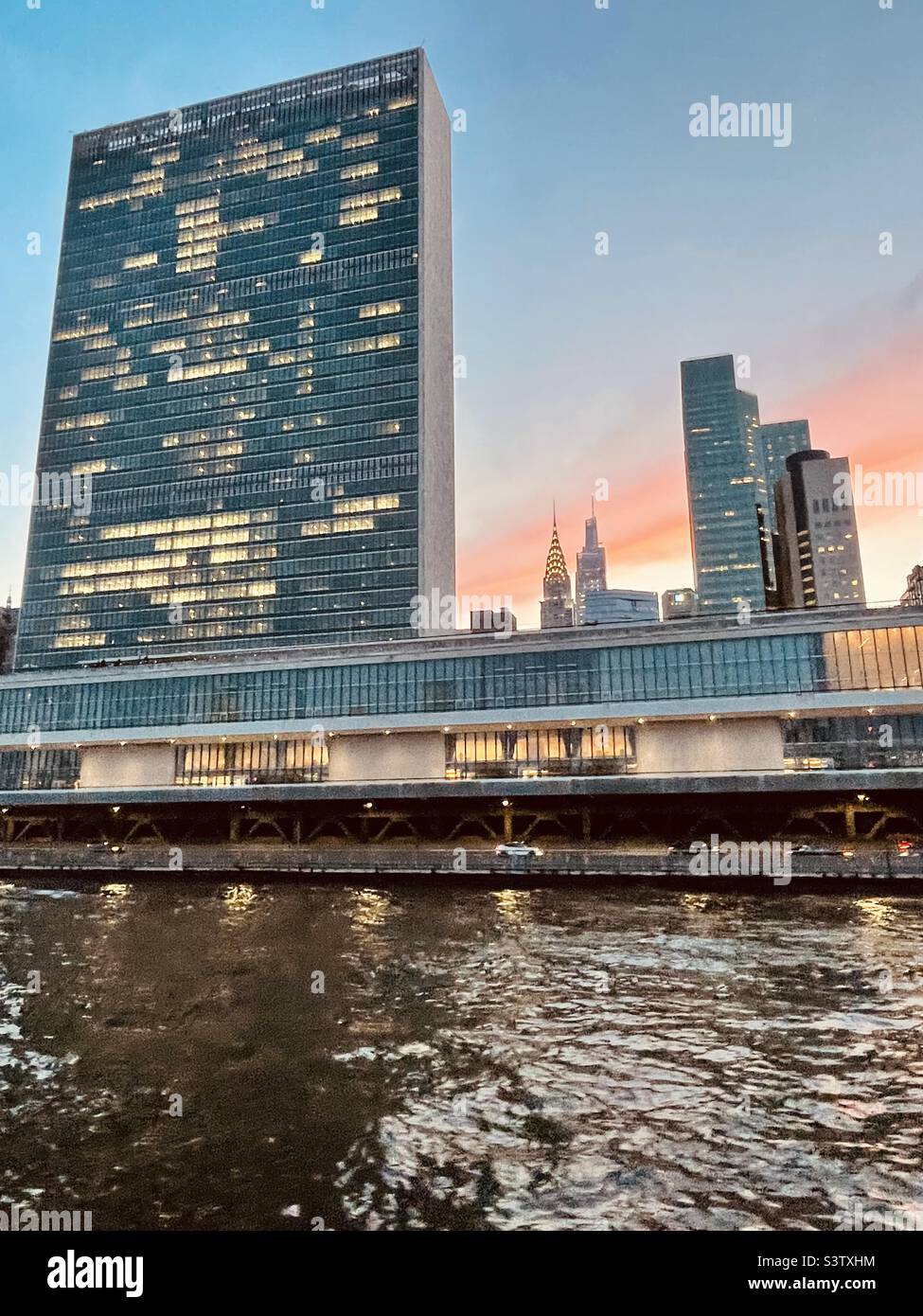 Una vista dell'edificio delle Nazioni Unite al tramonto dal fiume est a New York City, NYC, USA Foto Stock
