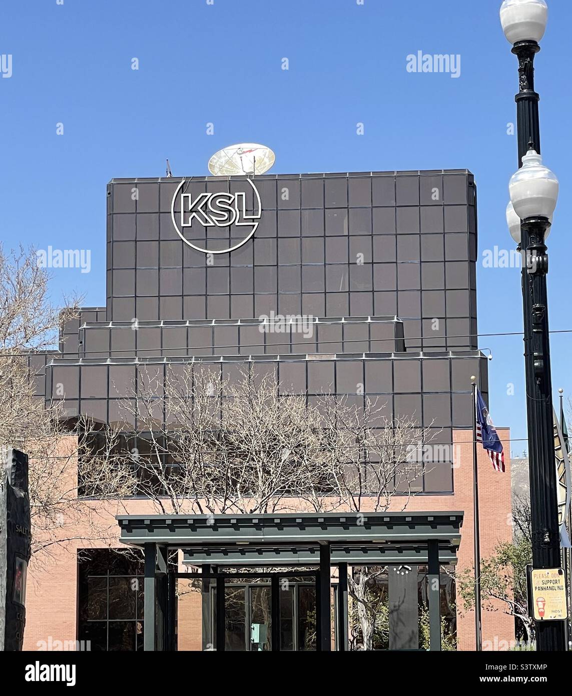 Sede di una stazione televisiva locale di lunga data nello Utah, KSL. In questa struttura del centro di Salt Lake City, il Triad Center, si trovano anche altri punti di ristoro locali. Foto Stock