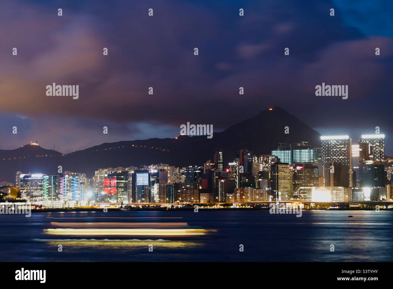 Vista del porto di Blue Hour con motion blur motion motoscafo Foto Stock
