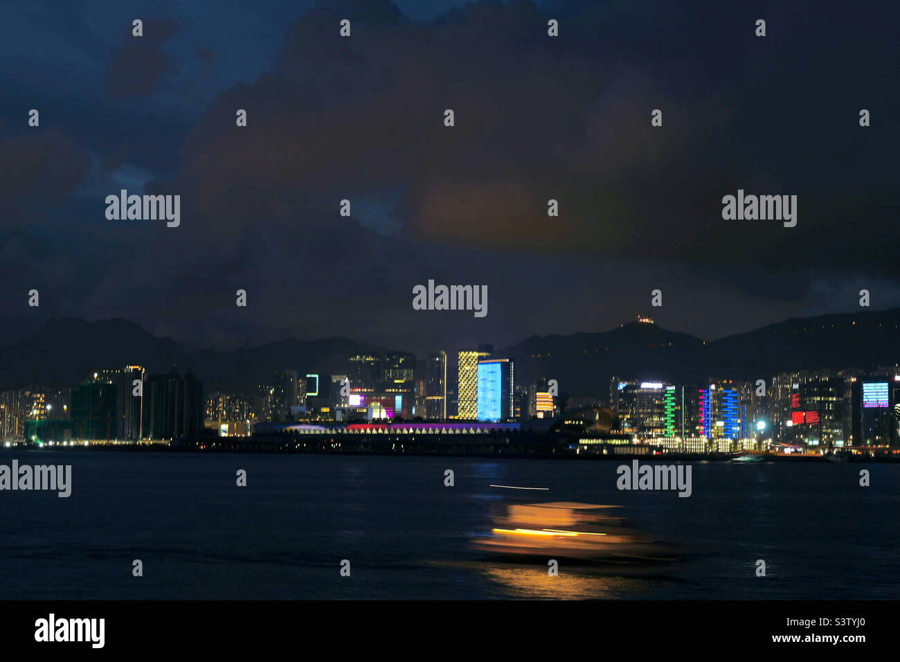 Vista del porto di Blue Hour con motion blur motion motoscafo Foto Stock