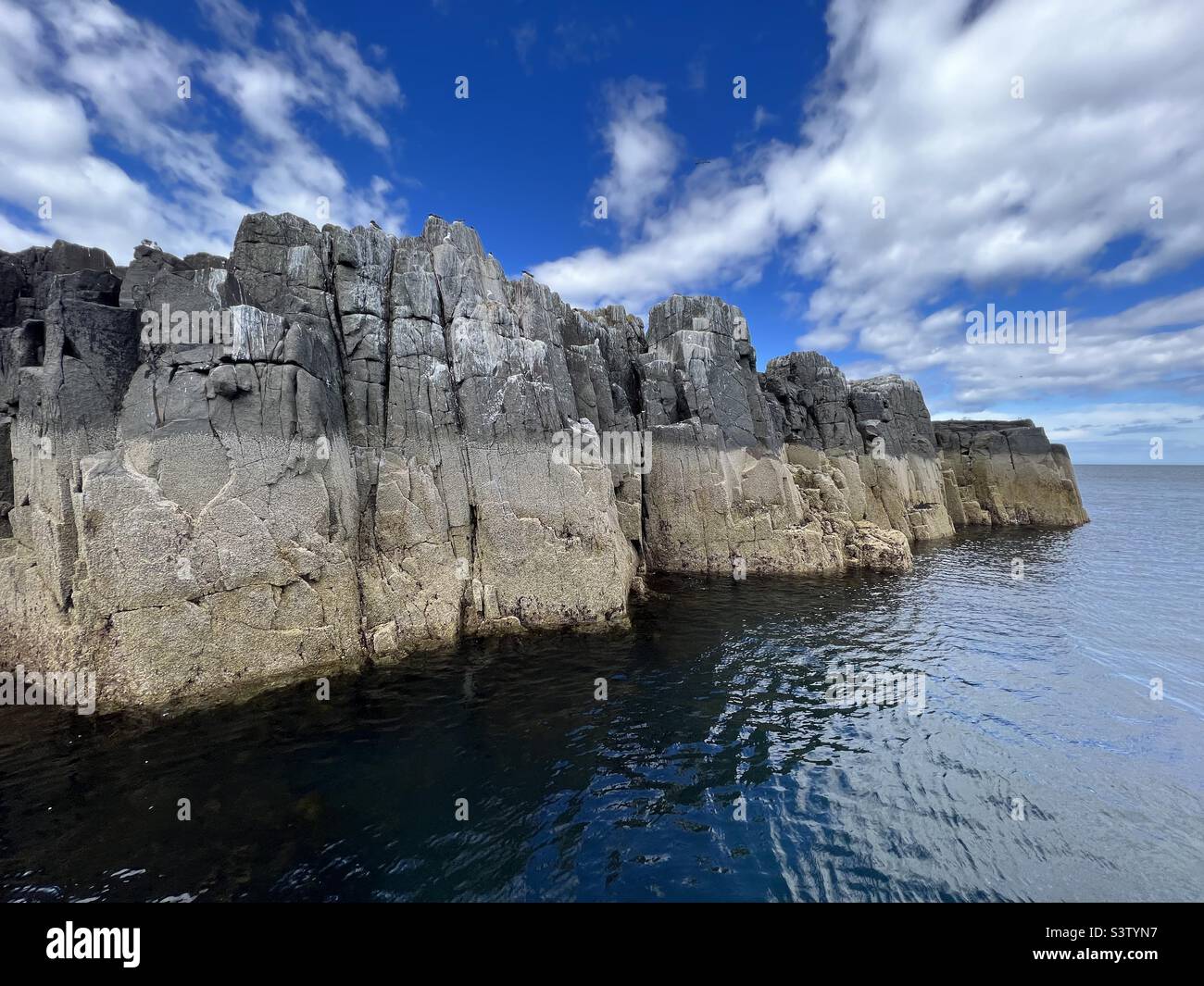 Formazioni rocciose contro il paesaggio nuvoloso Foto Stock