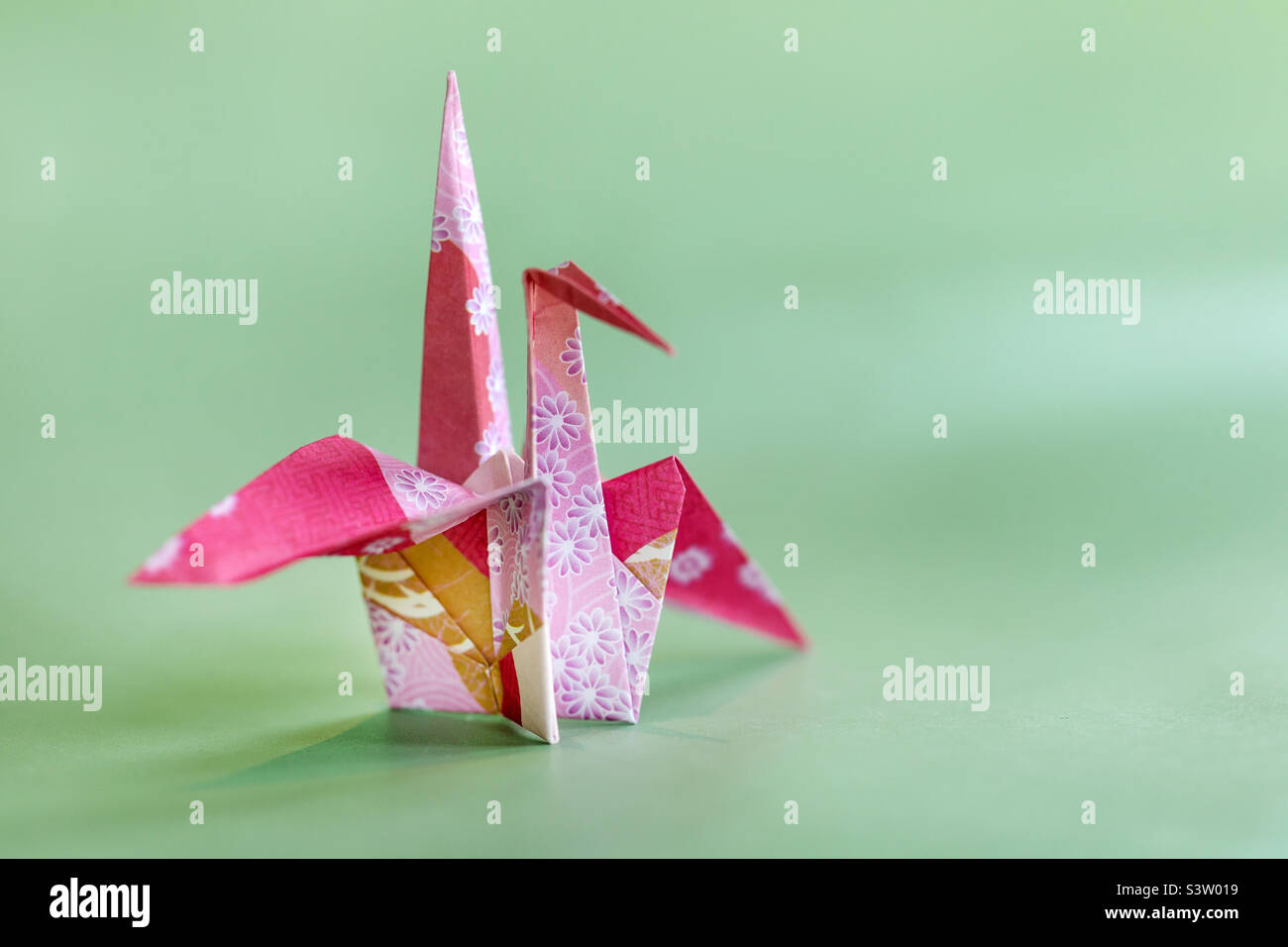 Origami d'arte giapponese, gru ripiegata Foto Stock