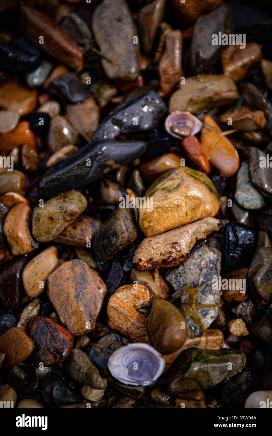 Fotografia rock di rocce sul lago da vicino Foto Stock