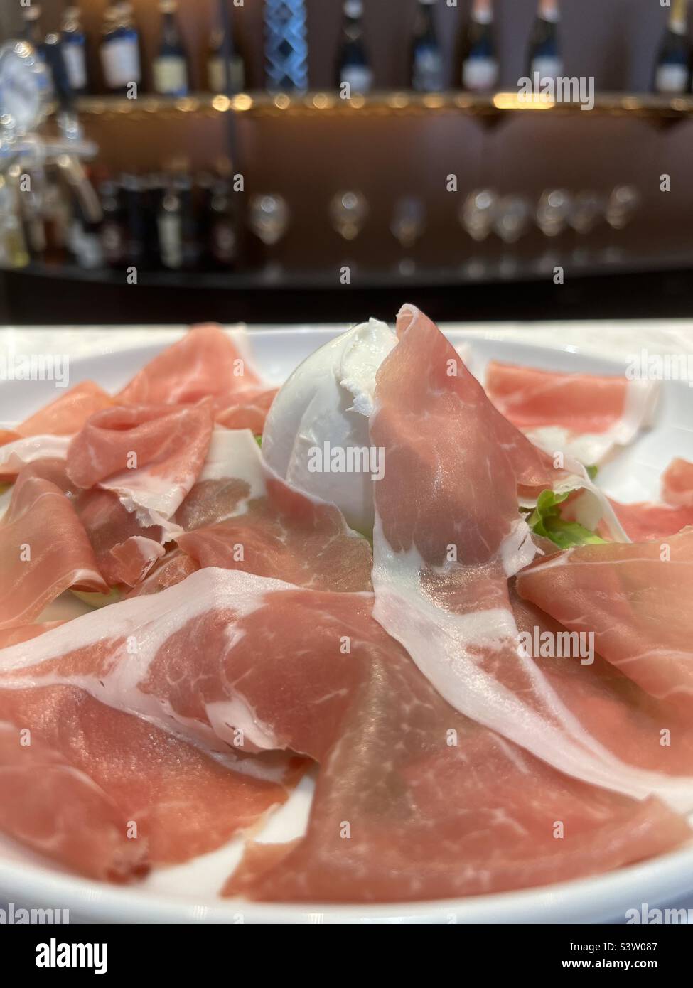 Piatto tipico italiano con prosciutto e mozzarella di bufala Foto Stock