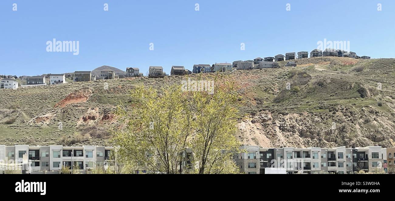 Una serie di nuove case costruite lungo una sporgenza di montagna nello Utah, Stati Uniti. Foto Stock