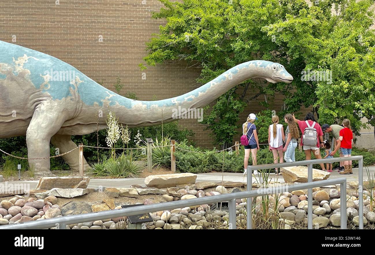plaza all'aperto e cortile presso il Dinosaur Museum di Vernal, Utah. La gente, le famiglie e i bambini si rilassano ed esplorano i terreni pieni di dinosauri. Foto Stock