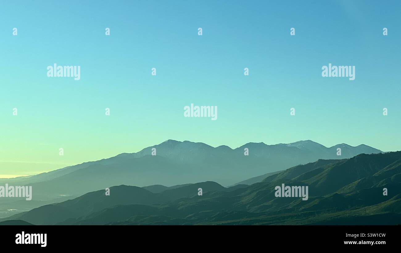 Montagne californiane che creano un paesaggio appiattito, con sfumature di blu e verde Foto Stock