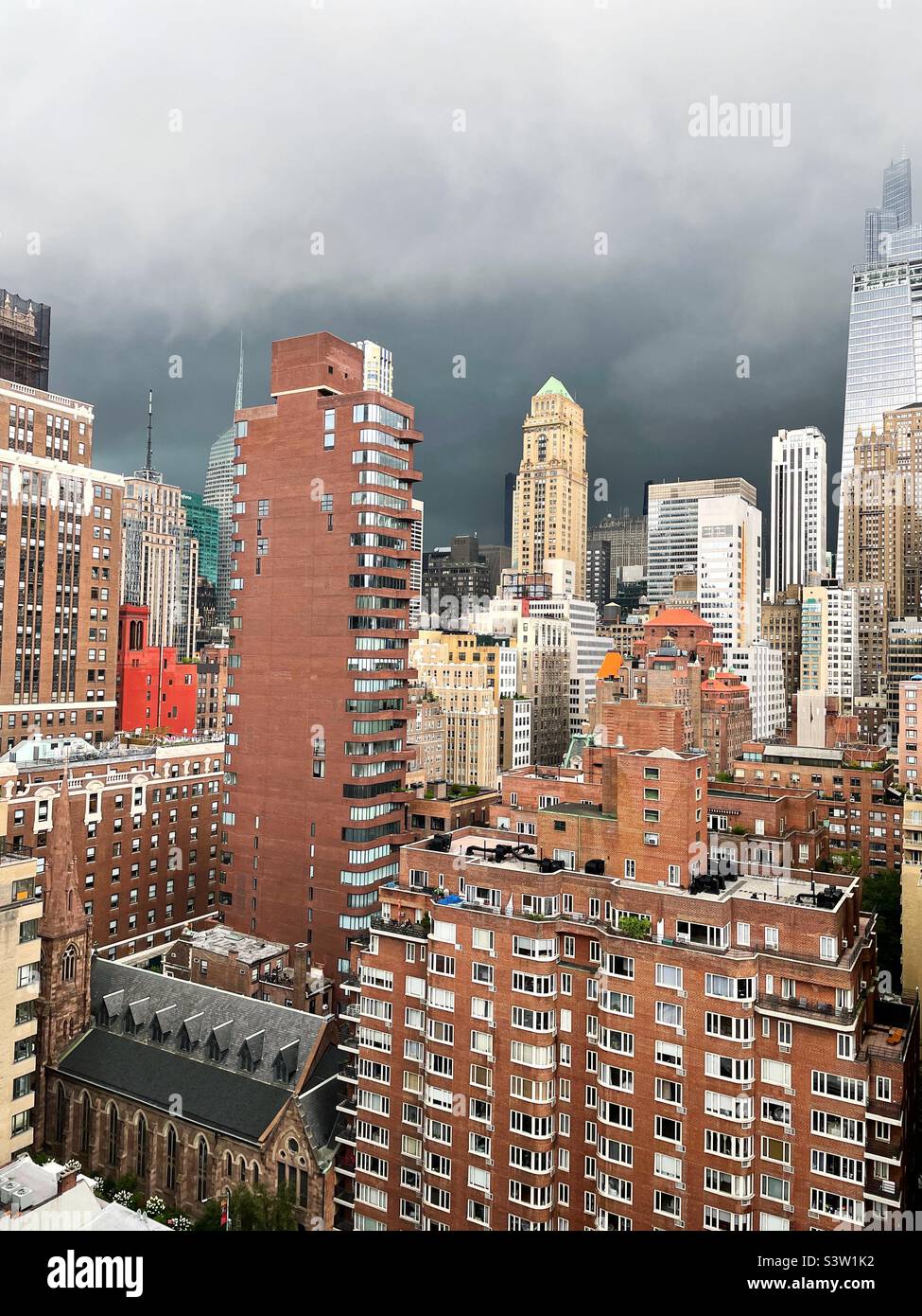 Una tempesta si sposta attraverso Midtown Manhattan Summer pomeriggio, 2022, New York City, Stati Uniti - Immagine stock catturata con smartphone