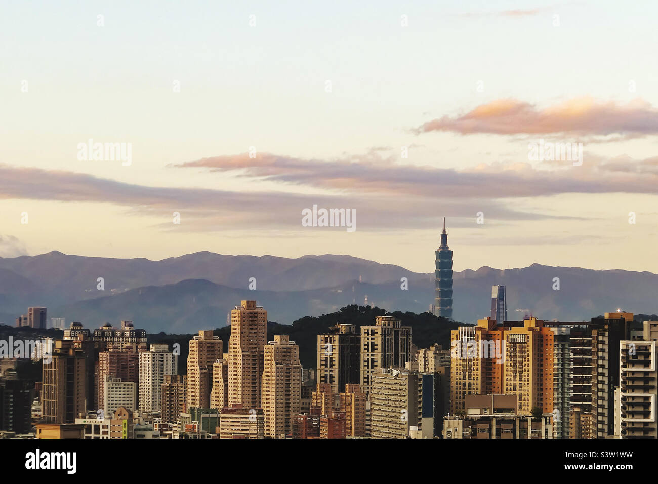Crepuscolo skyline di Taipei - Immagine stock catturata con smartphone