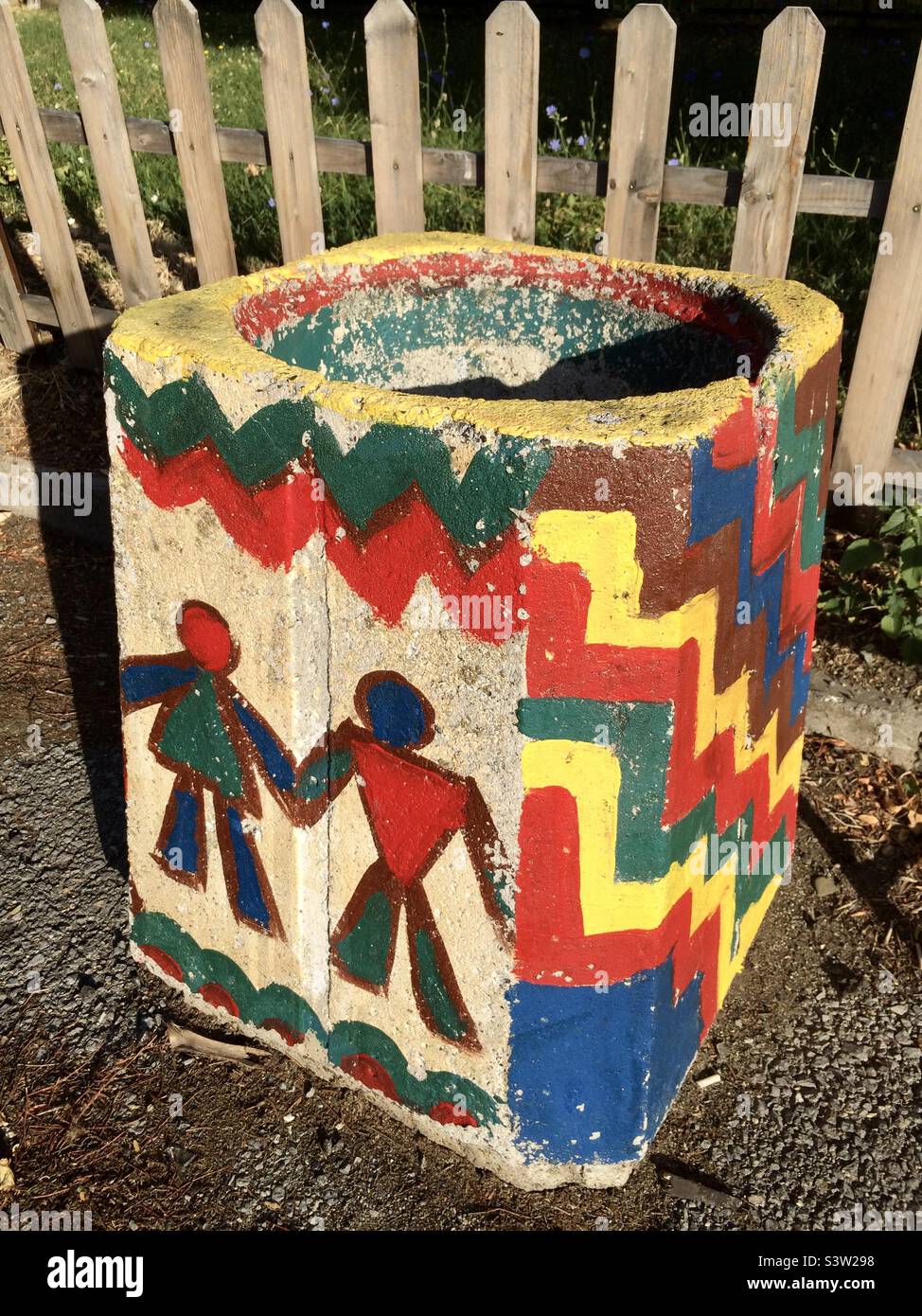 Bambino ha realizzato disegni colorati su cestino di cemento nel cortile scolastico di Sofia, in Bulgaria, Europa orientale, Balcani, UE Foto Stock