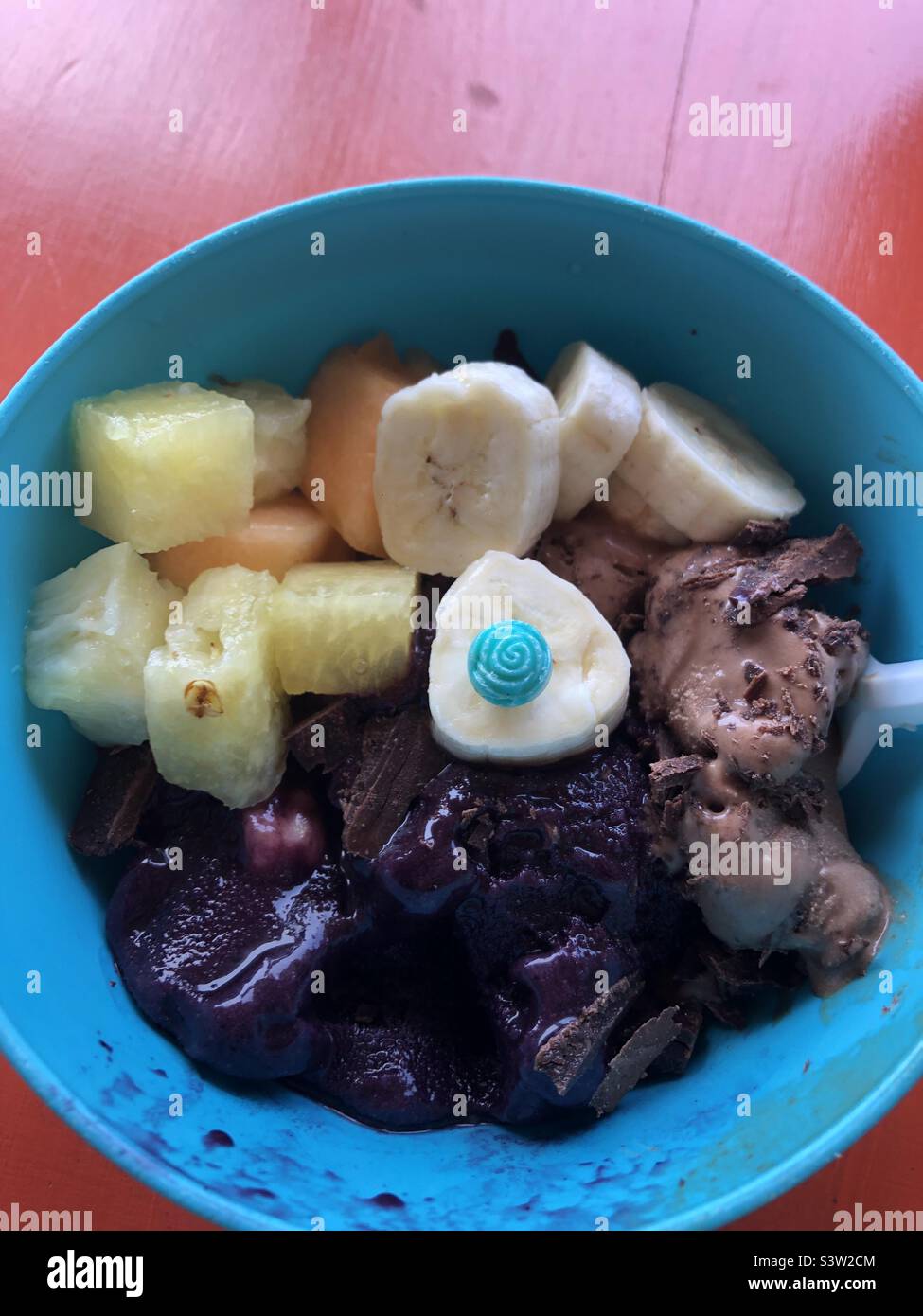 Una ciotola di açaí e frutta fresca. - Immagine stock catturata con smartphone