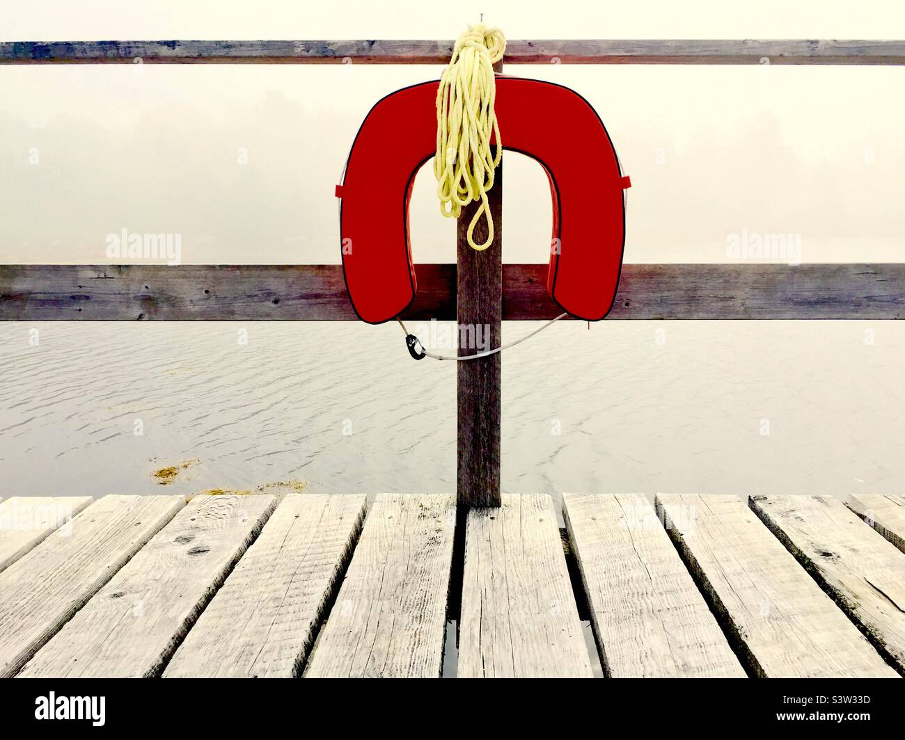 Giornata di nebbia sul molo, Halifax, Canada. Geometria delle forme in un design semplice. - Immagine stock catturata con smartphone