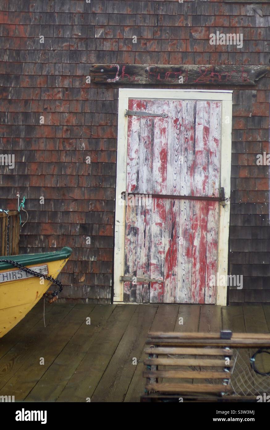 Porta d'ingresso del Buoy Shop a Peggy's Cove, indossata dal tempo. - Immagine stock catturata con smartphone