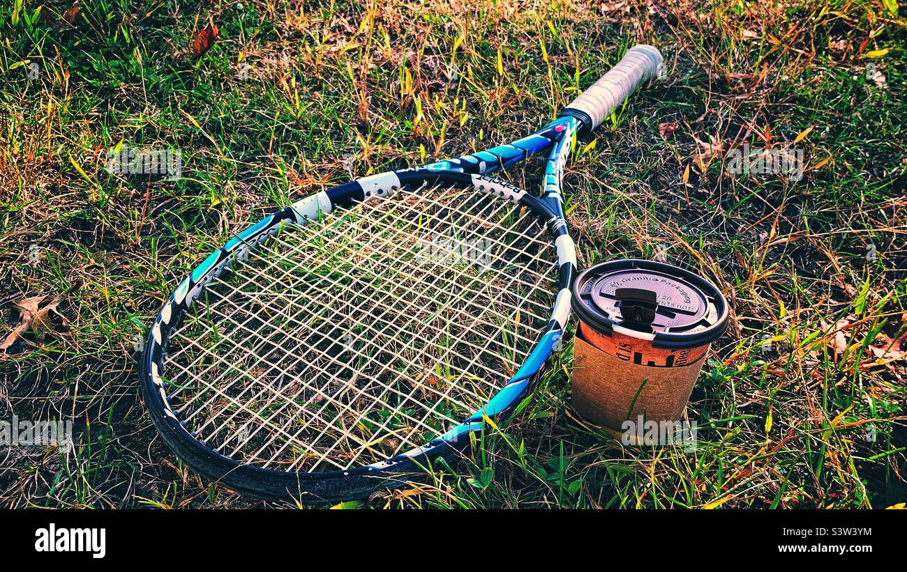 Racchetta da tennis e caffè sull'erba Foto Stock