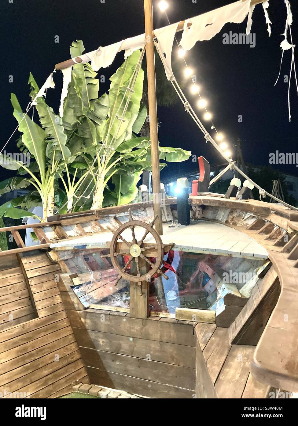 Vecchia nave relitto barca a golf pazzo - Immagine stock catturata con smartphone