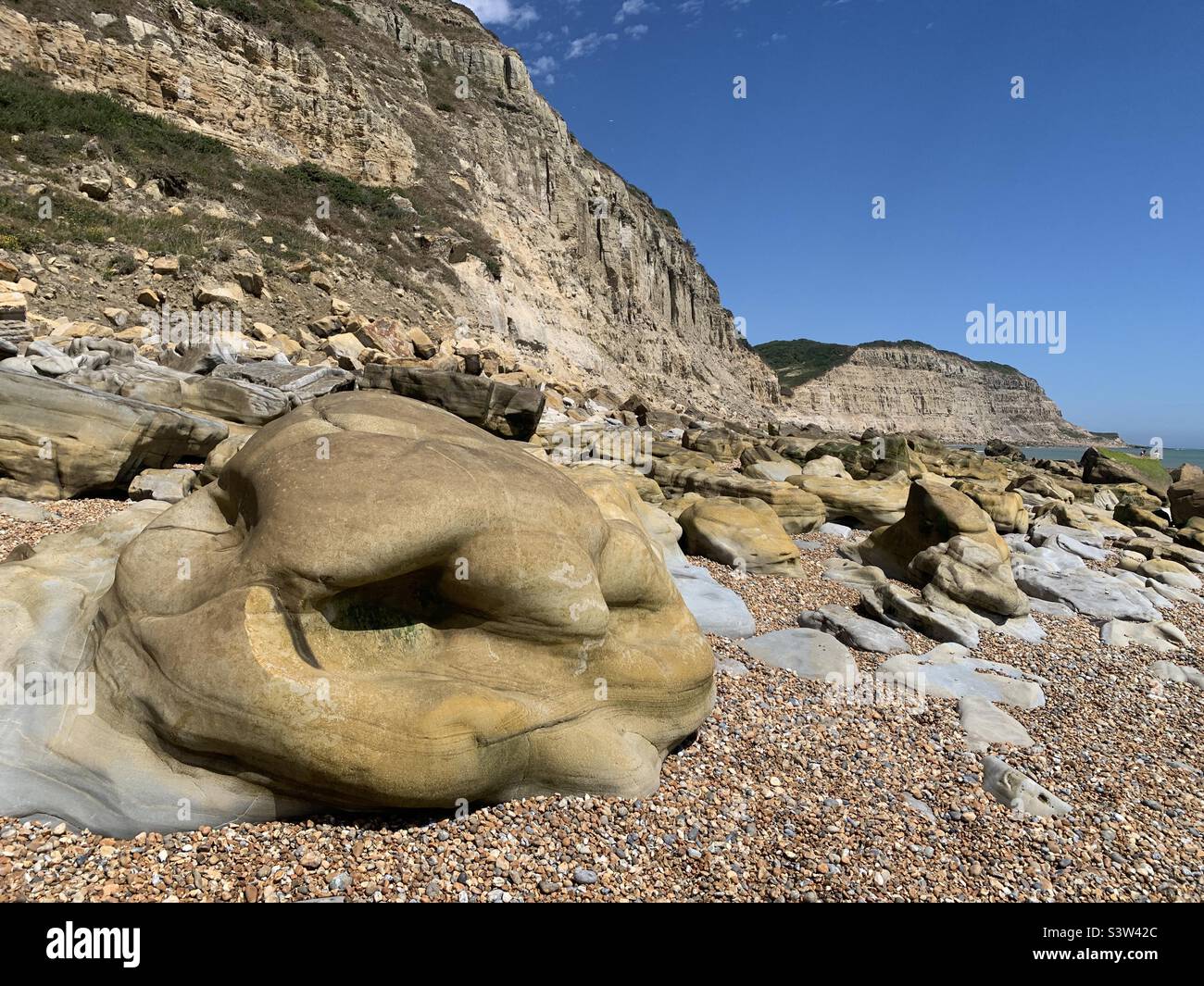 Strane formazioni rocciose su roccia a nore spiaggia Hastings - Immagine stock catturata con smartphone