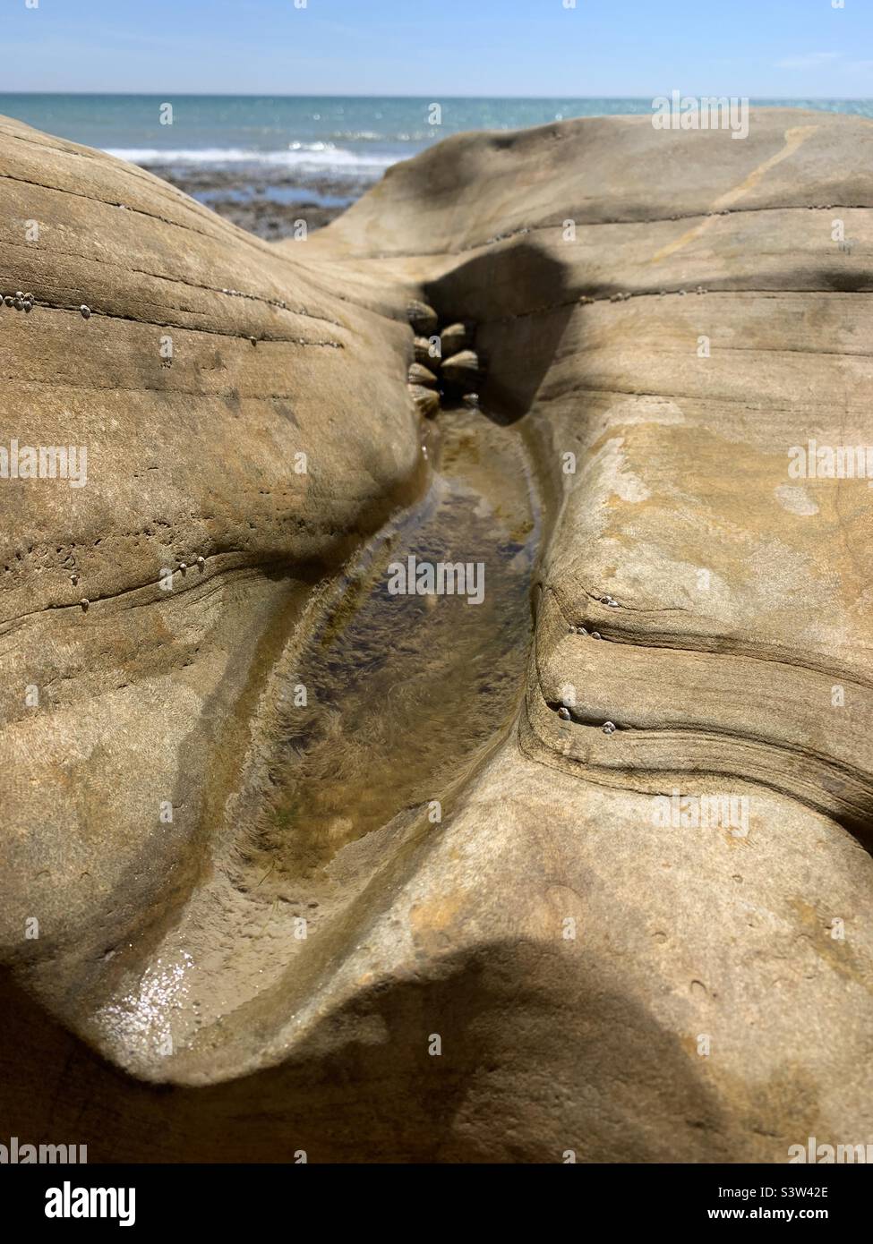 Formazione rocciosa su roccia un più spiaggia Hastings - Immagine stock catturata con smartphone