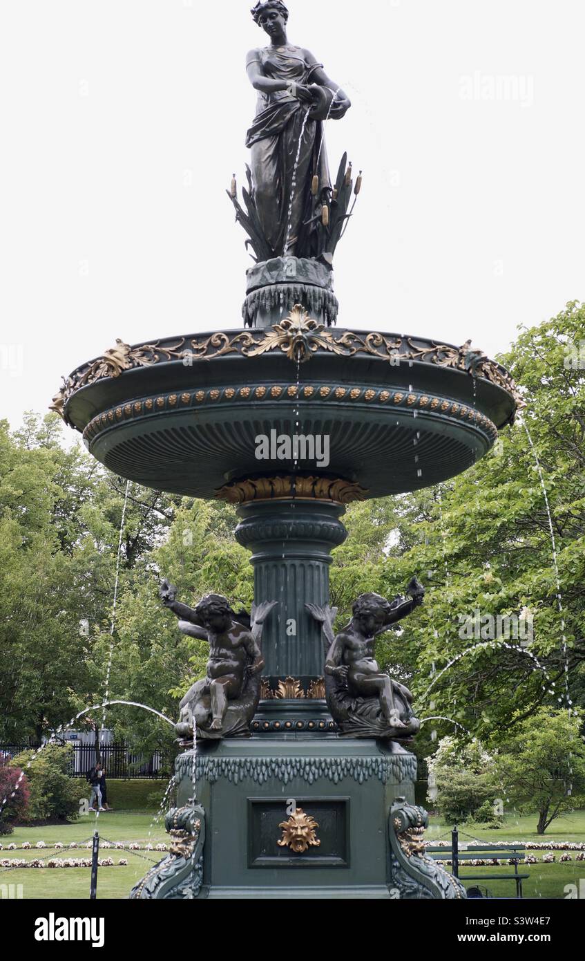 La Victoria Jubilee Fountain nei Giardini pubblici di Halifax. Foto Stock