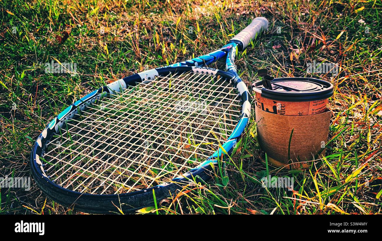 Racchetta da tennis e caffè Foto Stock