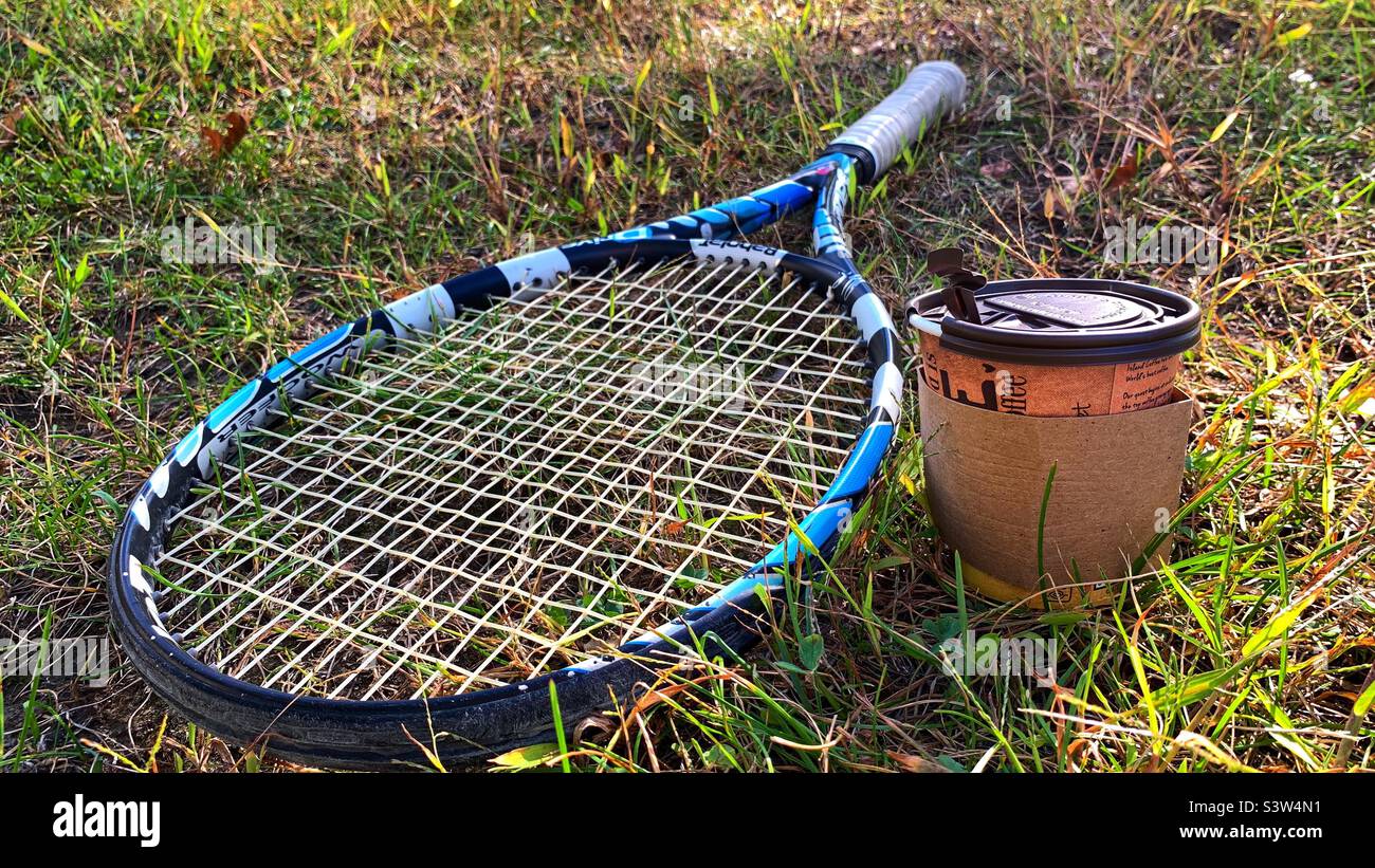 Racchetta da tennis e caffè Foto Stock