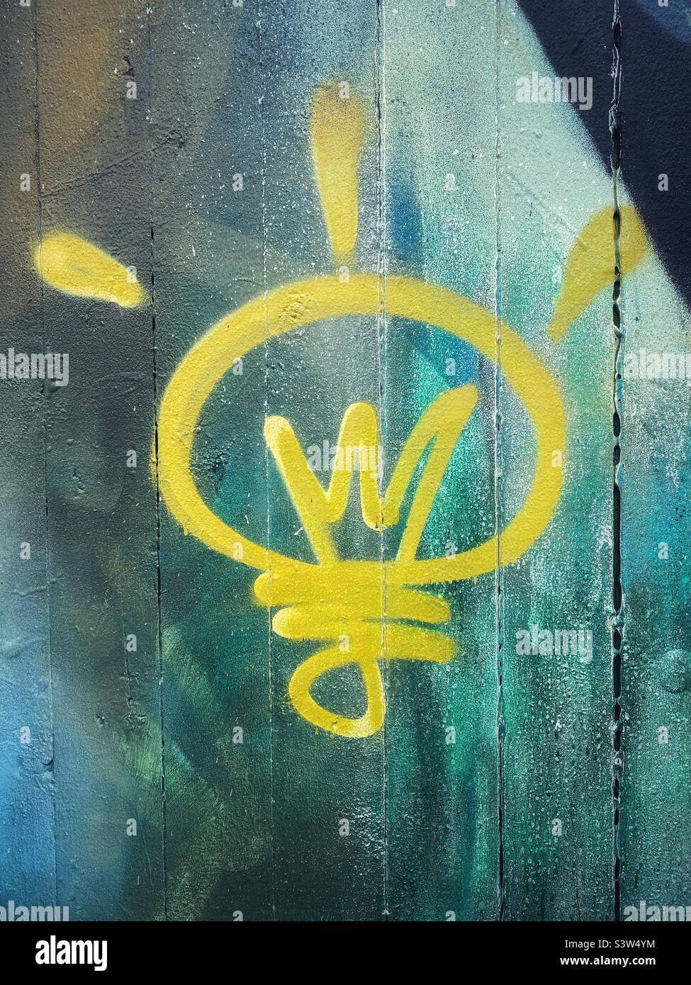 Un Graffiti di una luce incandescente lampadina come simbolo di un'idea - Immagine stock catturata con smartphone