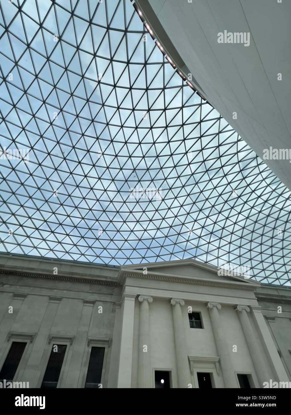 British Museum la più grande piazza pubblica coperta d'Europa, la Corte Grande della Regina Elisabetta II. Progettato da Foster and Partners. - Immagine stock catturata con smartphone
