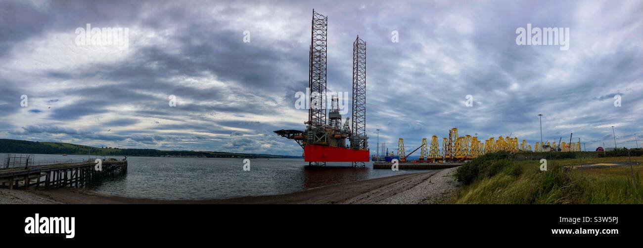 Oli RIG e giacche a turbina eolica in Nigg Scozia sul Cromarty Firth Foto Stock