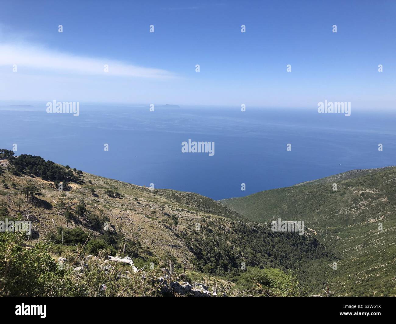 I paesaggi panoramici dell'Albania con l'isola greca di Corfù sullo sfondo Foto Stock