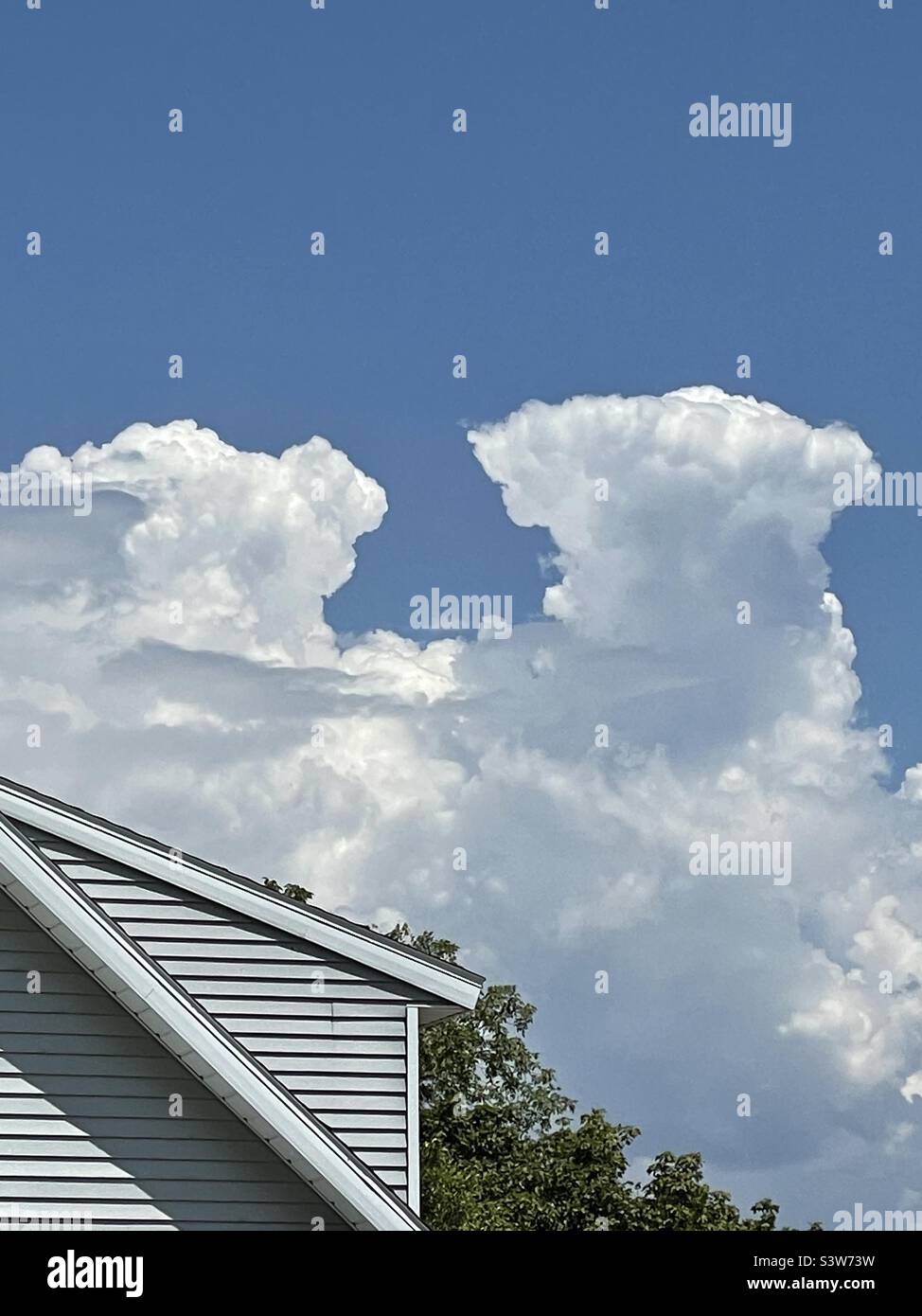 Costruzione di nubi di cumulonimbus in una calda giornata estiva sulle montagne Wasatch in Utah, USA. - Immagine stock catturata con smartphone